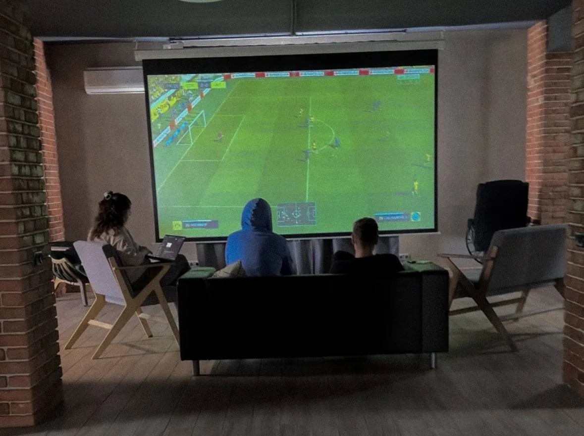 И играть. Не обязательно идти домой, чтобы отыграться на FIFA 22 🙂 